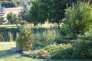 Garten mit Schwedenbank im hinter dem Teich