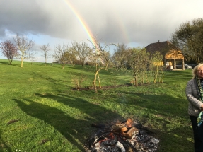 Regenbogen über dem Osterfeuer