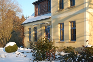 Haus auf der Spukwiese im Winter
